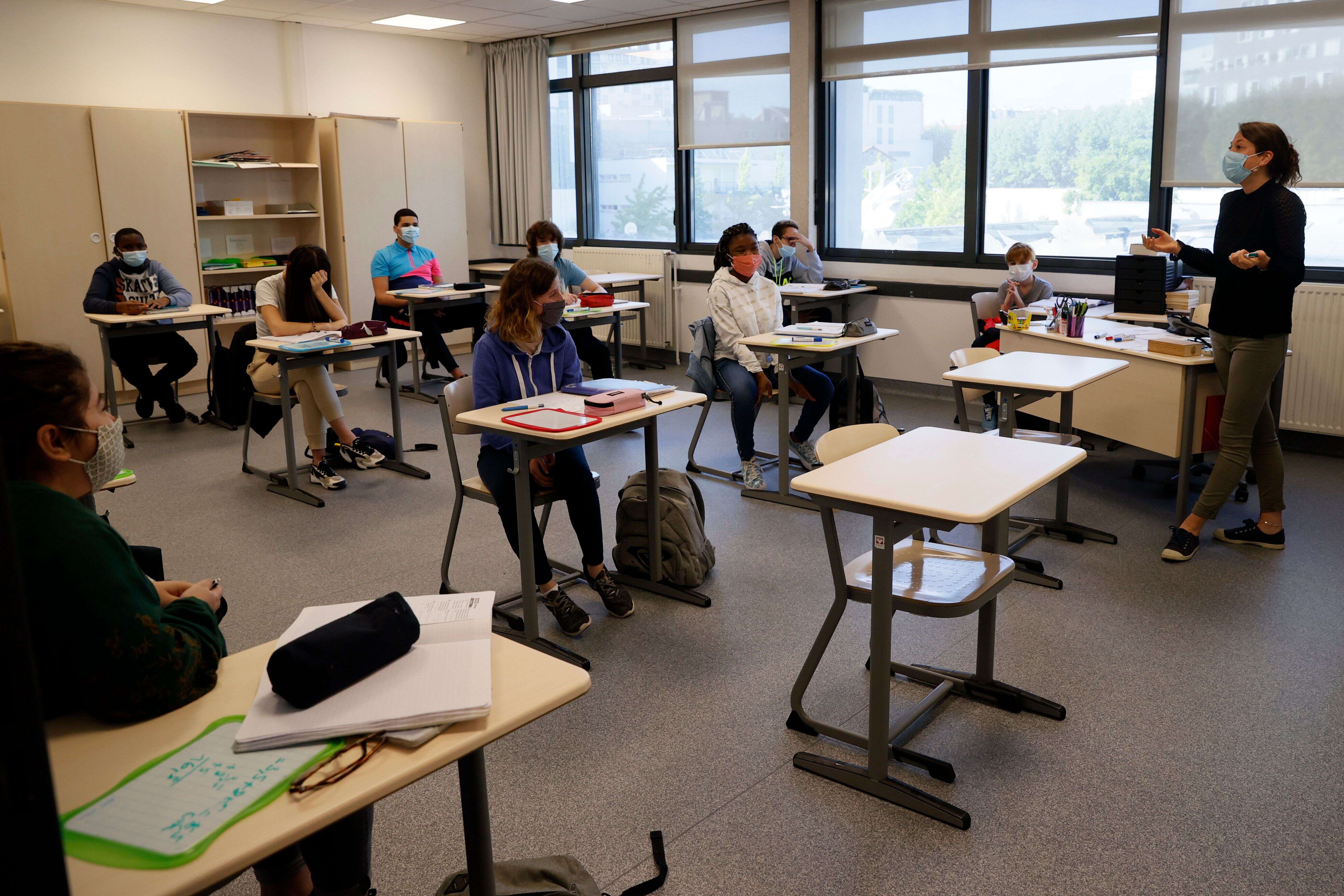 Pour la rentrée, chaque adulte dans les écoles aura deux autotests par semaine (Photo d'une classe dans une école de Boulogne-Billancourt en juin 2020 par Thomas SAMSON / AFP)