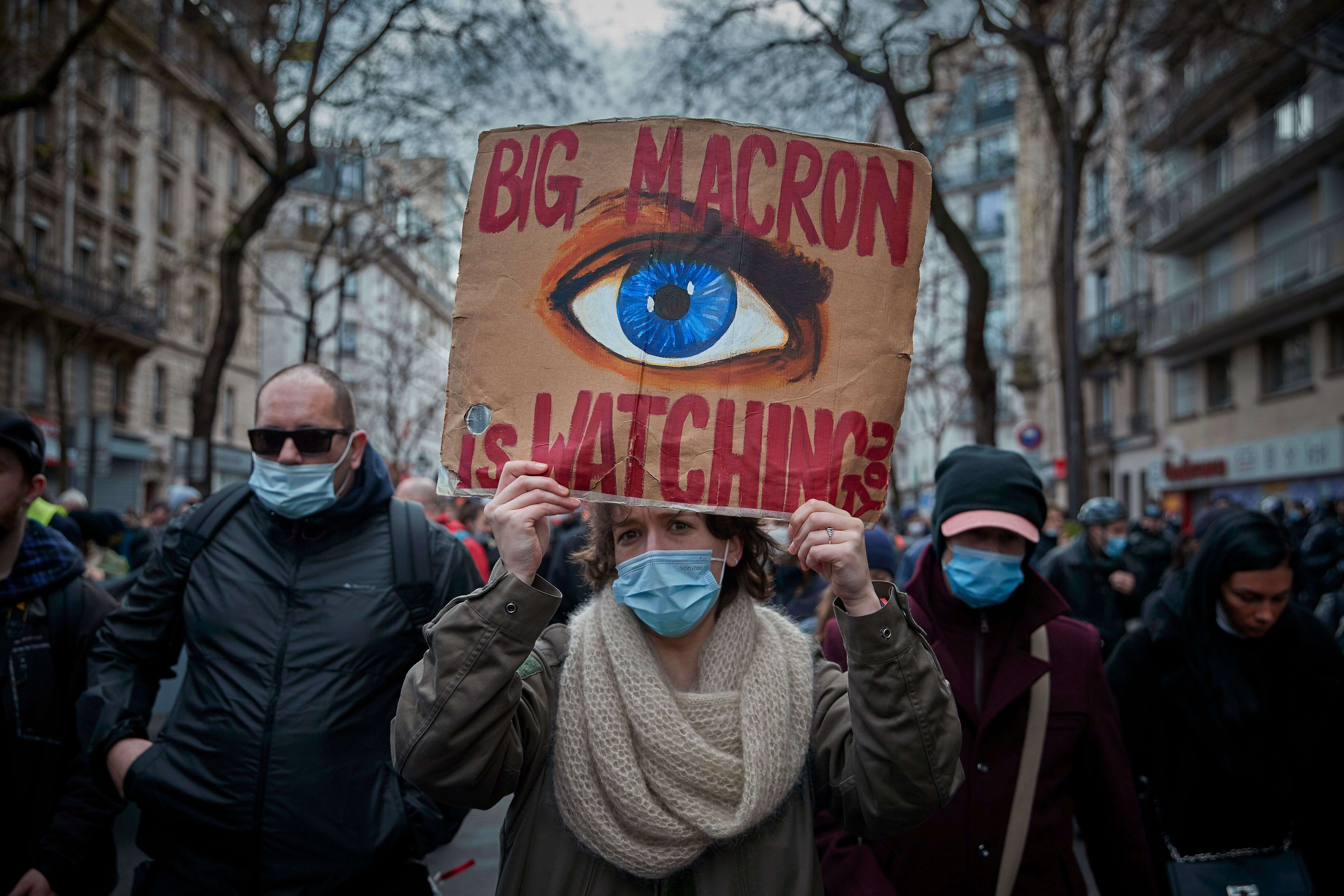 Des manifestants protestent contre le projet de loi sur la sécurité globale du gouvernement français près de la Place de la Nation, le 30 janvier 2021 à Paris.  (Photo by Kiran Ridley/Getty Images)