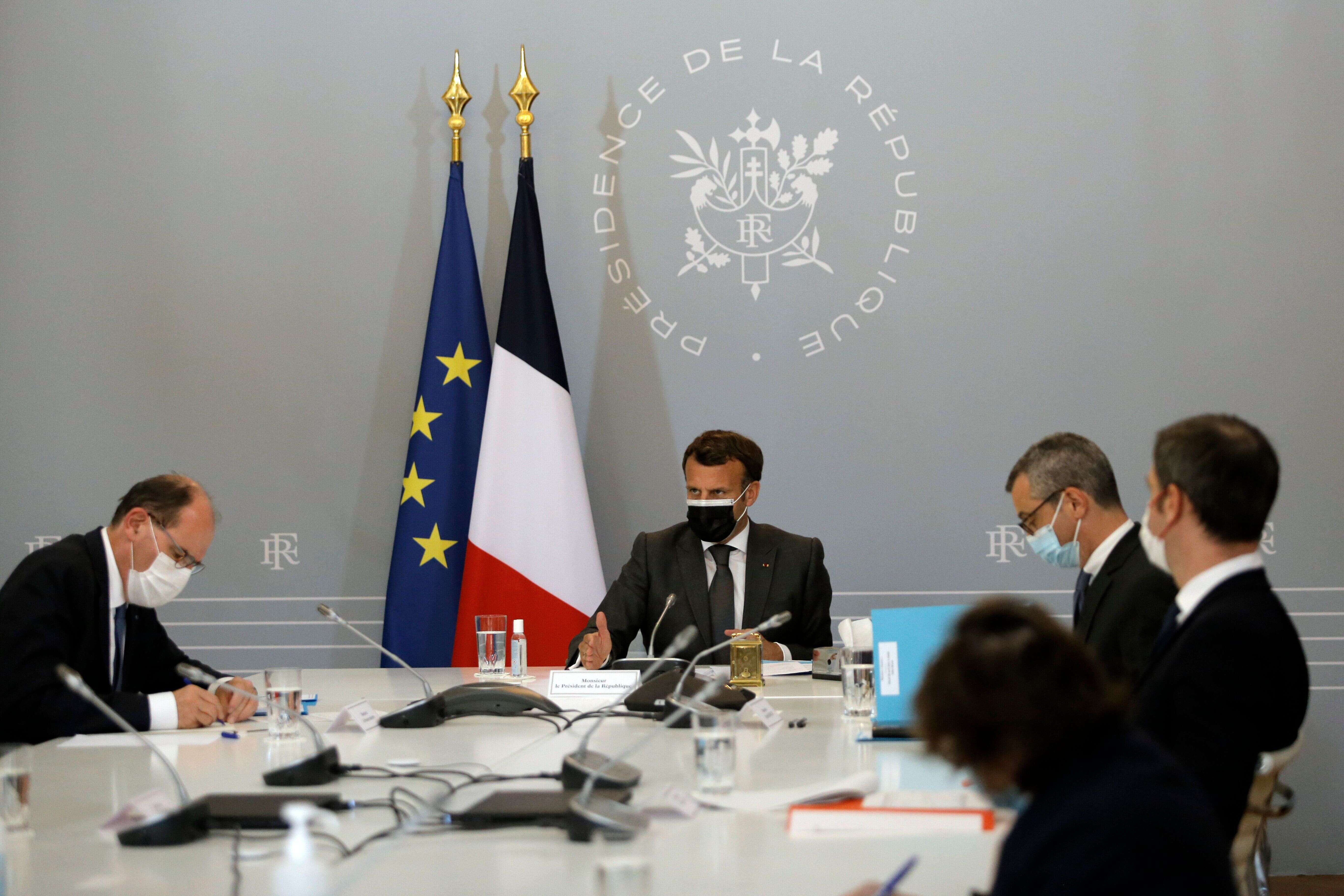 Emmanuel Macron a convoqué un conseil de Défense ce jeudi pour évoquer l'avenir des restrictions sanitaires (photo d'illustration prise à l'Elysée en avril 2021). (AP Photo/Lewis Joly, pool)