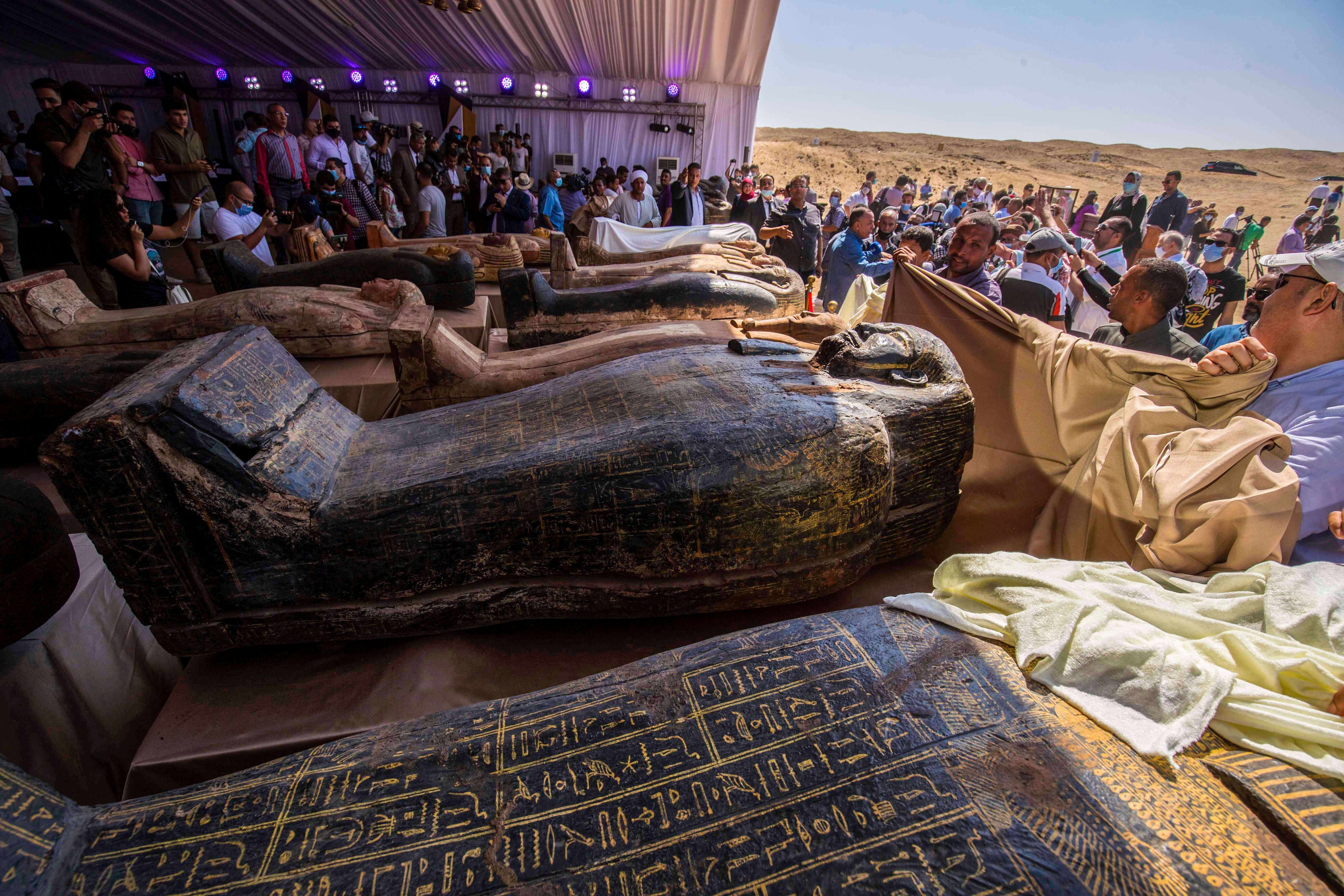 Des sarcophages découverts par la mission archéologique égyptienne, le 3 octobre 2020 à  Saqqara (Photo by Khaled DESOUKI / AFP)
