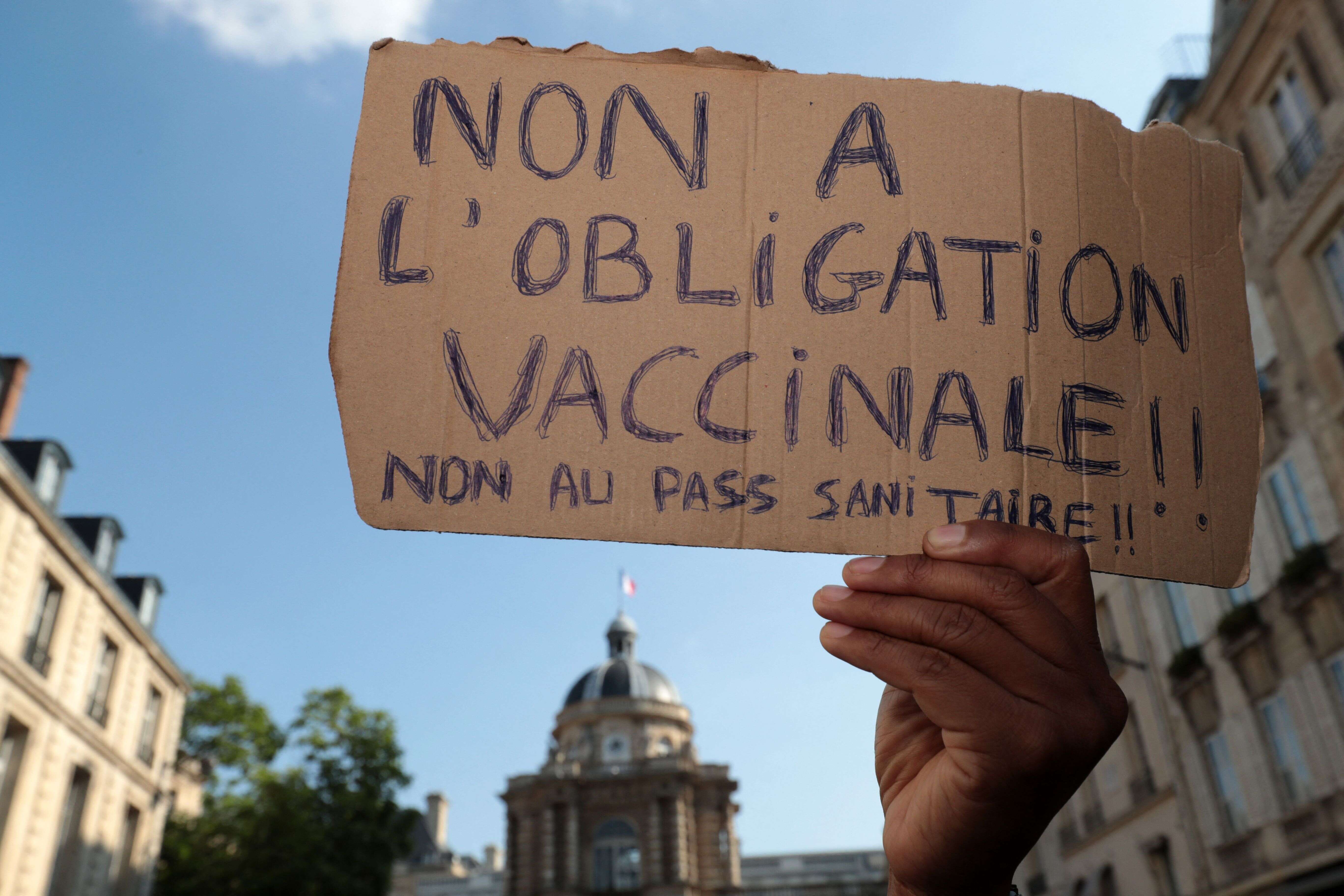 Photo prise lors d'une manifestation contre le pass sanitaire et la vaccination obligatoire de certaines professions à Paris le 22 juillet 2021. (Photo by Joël SAGET / AFP)