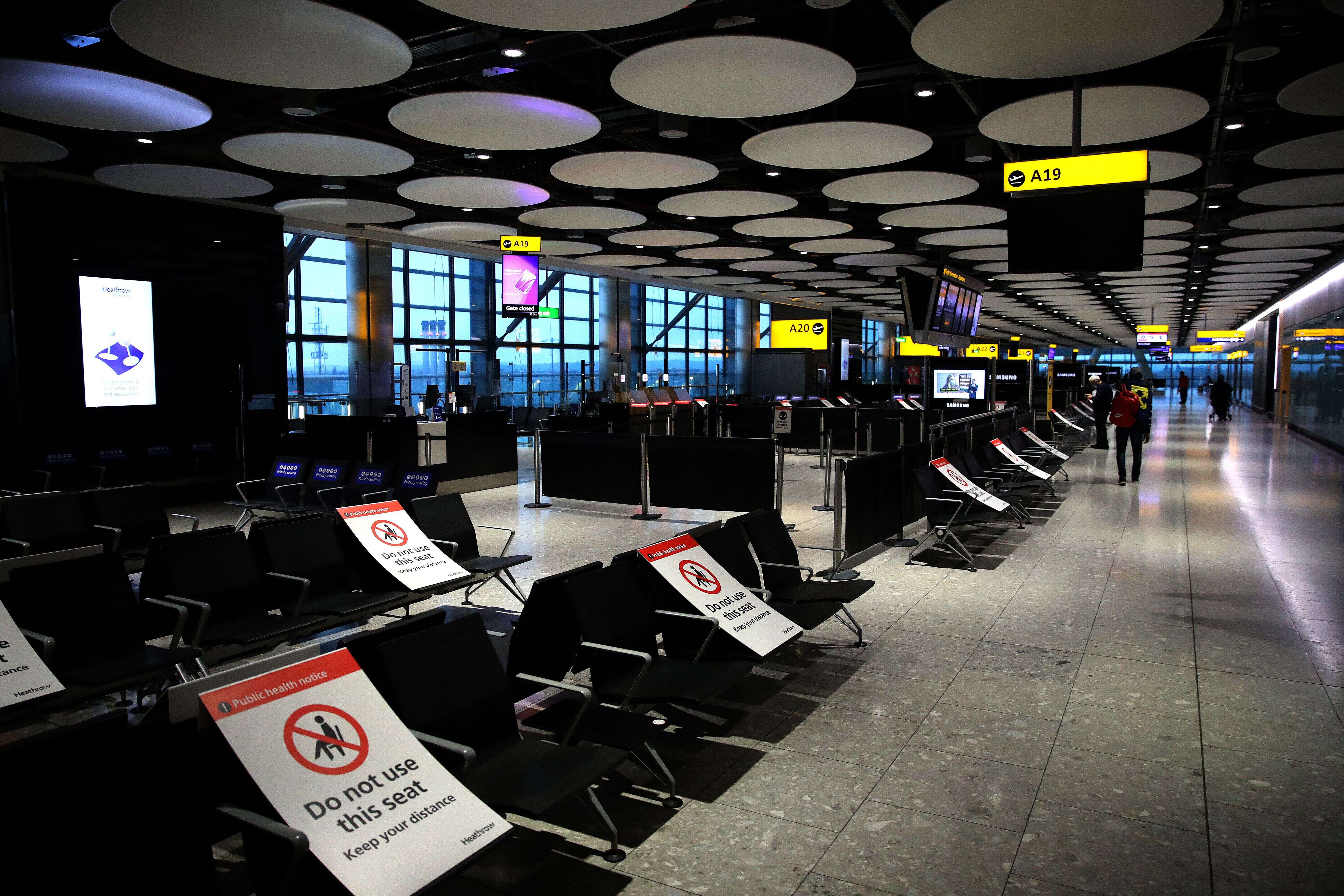 L'aéroport d'Heathrow -ici en octobre 2020- ne verra plus d'avion décoller vers plusieurs pays européens en cause d'une nouvelle souche du coronavirus.