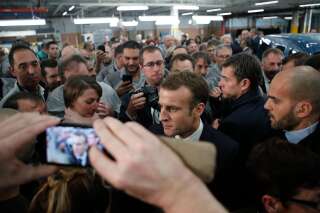 À l'usine Renault de Maubeuge, Emmanuel Macron et un syndicaliste s'invectivent