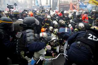 À Paris, heurts violents entre pompiers en grève et forces de l'ordre