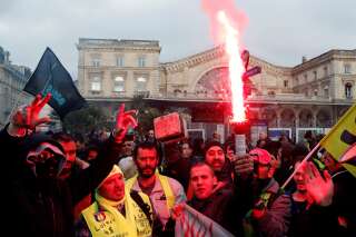 Des manifestants le 26 décembre à Paris, contre la réforme des retraites.