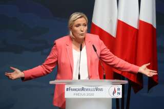 Marine Le Pen prononçant son discours de rentrée dimanche 6 septembre à Fréjus.