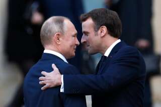 Emmanuel Macron et Vladimir Poutine, ici en décembre 2019 à Paris (France). (AP Photo/Thibault Camus, File)