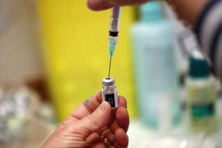 Préparation d'un vaccin Pfizer-BioNtech à Melun, le 26 mars 2021