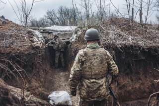 Des soldats ukrainiens sur la ligne de front du Donbass, le 11 avril 2022.