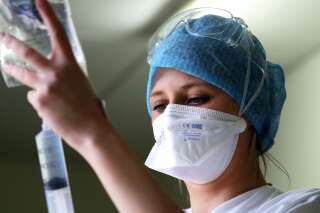 Une infirmière équipée pour soigner un patient le 25 mars 2021 à l'hôpital de Cambrai.