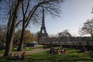 La mairie de Paris souhaite piétonniser les abords de la Tour Eiffel, mais le projet ne plaît pas à la préfecture.