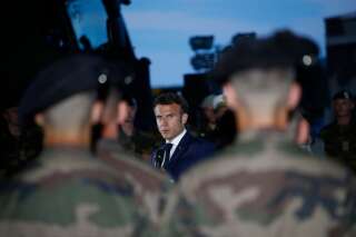 Emmanuel Macron, ici s'adressant à des soldats français sur la base aérienne de Mihail Kogalniceanu, près de la ville de Constanta en Roumanie, le 14 juin 2022.