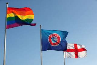 Un drapeau arc-en-ciel flottant à côté de celui de l'UEFA lors d'un match en Angleterre le 28 février 2021 (photo d'illustration).