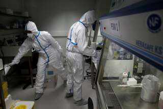 Des scientifiques de l'institut Pasteur travaillant sur le coronavirus le 6 février 2020 à Paris. En France, il n'y a plus que 8 cas de contamination du virus après la guérison d'un troisième patient.