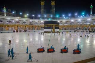 Des employés en train de nettoyer le site de la Kaaba dans la grande mosquée de La Mecque, en Arabie saoudite, le 27 juillet 2020.