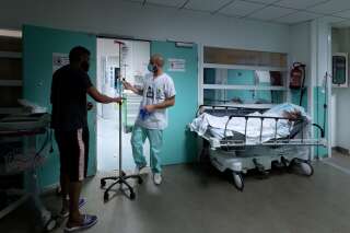 Le nombre d'hospitalisations pour une infection au Covid-19 a augmenté pour la première fois depuis trois mois (Image d'illustration: à l'hôpital Delafontaine, à Saint-Denis, près de Paris, le 17 juillet).