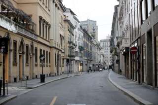 À Milan, les rues sont désertes, aujourd’hui, seuls les magasins de nourriture et pharmacies restent ouverts.