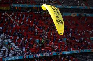 Euro 2021: Un ULM Greenpeace avant France-Allemagne manque de s'écraser en tribunes