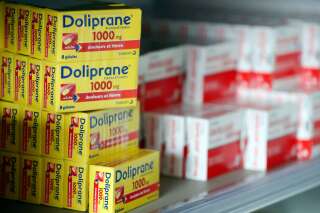 En raison de l'épidémie de Covid et de l'arrivée de la grippe cet hiver, certaines pharmacies connaissent des pénuries de Doliprane. Une situation qui n'est pas encore inquiétante (photo d'illustration prise en avril 2020 dans une pharmacie française).