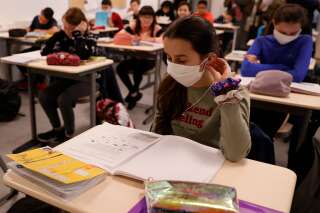 Un collectif de médecins appelle à durcir les précautions sanitaires contre le coronavirus dans les écoles (Image d'illustration: le 22 juin à Boulogne-Billancourt, près de Paris).