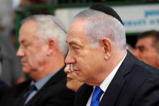 Netanyahu renonce à former un gouvernement, son opposant Gantz va tenter sa chance (Ici Benjamin Netanyahu avec Benny Gantz en arrière plan lors d'un hommage à Shimon Peres, à Jerusalem en septembre 2019).