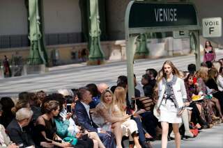 Chanel transforme le Grand Palais en gare pour son premier défilé sans Karl Lagerfeld