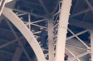 La Tour Eiffel évacuée en raison d'une personne en train de l'escalader