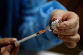 Une infirmière préparant un vaccin contre le Covid-19, le 8 janvier 2021 à Poissy (AP Photo/Christophe Ena)