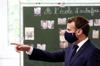 Emmanuel Macron lors de sa  visite dans une école de Poissy ce mardi 5 mai