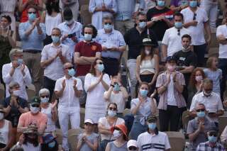 Des spectateurs masqués à Roland Garros à Paris, le 12 juin 2021.
