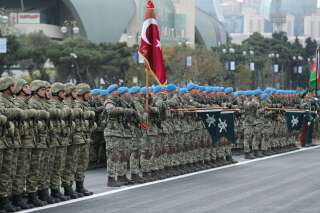 Des soldats des armées de Turquie et d’Azerbaïdjan prennent part à la parade de la victoire pour célébrer la victoire de l'armée d’Azerbaïdjan dans le Haut-Karabakh, le 10 décembre 2020 à Baku, Azerbaïdjan. (Photo by Mustafa Kamaci/Anadolu Agency via Getty Images)