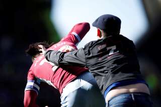 Jack Grealish, footballeur d'Aston Villa, agressé en plein match par un fan