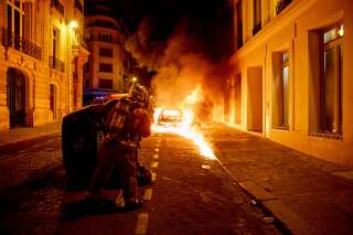 Une voiture brûlée aux abords des Champs-Elysée après la défaite du PSG en Ligue des Champions.