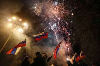 Après la reconnaissance de l'indépendance des territoires séparatistes du Donbass par Vladimir Poutine, les pro-russes ont laissé éclater leur joie dans les rues de Donetsk.