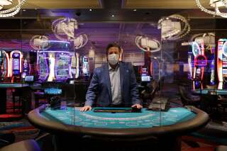 Propriétaire de casinos à Las Vegas, il offre des billets d'avion pour inciter les Américains à revenir jouer