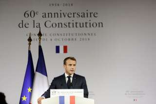 Constitution: face aux critiques et à une Ve République contestée, Macron persiste et signe