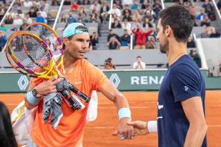 Le quart de finale du tournoi de Roland-Garros entre Rafael Nadal et Novak Djokovic fait parler de lui, les diffuseurs France Télévisions et Amazon se disputant l'obtention de l'affiche (photo d'illustration prise à l'occasion d'un entraînement où Nadal et Djokovic se sont croisés).
