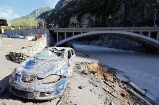 Une voiture endommagée à la suite des intempéries qui ont frappé Breil-sur-Roya, dans les Alpes-Maritimes. (photo datant du 5 octobre 2020)
