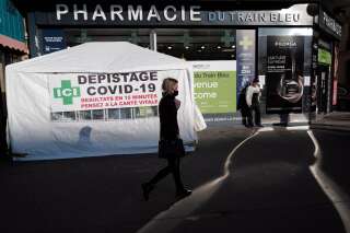 Certaines pharmacies ont mis en place des centres de tests rapides, comme sur cette photo prise à Paris le 5 novembre. Ce vendredi 6, plus de 60.000 nouveaux cas ont été enregistrés.