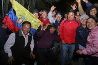 Des membres de la communauté indigène célèbrent l'accord trouvé avec le gouvernement équatorien ce 13 octobre à Quito.