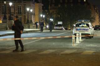 Paris: le policier, qui a tiré sur 2 hommes sur le Pont-Neuf après un refus d'obtempérer, en garde à vue