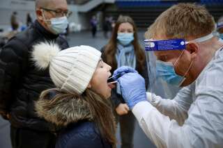 Le Royaume-Uni va lancer une vaste campagne de dépistage dans plusieurs régions particulièrement touchées par le coronavirus. Elle ciblera en priorité les 11-18 ans, chez qui le nombre de contaminations a bondi ces derniers jours (photo d'illustration prise au Danemark, en novembre).