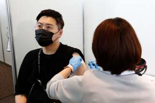 Vaccin: au Japon, 1,63 million de vaccins Moderna suspendus pour anomalie