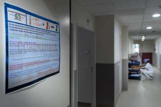 Une infirmière dans les couloirs du service des urgences de l'hôpital Delafontaine à Saint-Denis (Seine-Saint-Denis), le 16 juillet 2020.