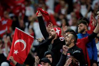 Des supporters turcs lors du match France-Turquie ce lundi 14 octobre au Stade de France