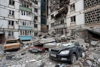Une zone d'habitation détruite dans la ville de Marioupol à l'est de l'Ukraine, le 27 mars 2022. REUTERS/Alexander Ermochenko