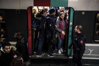 Un RER bondé à la gare du Nord vendredi 13 décembre 2019, jour de grève dans les transports contre la réforme des retraites.