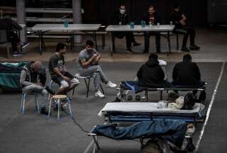 À l'image de ce gymnase utilisé pour héberger des migrants au mois de mars, au plus fort de l'épidémie, certains lieux abritant des précaires sont devenus des foyers d'infection, selon MSF.