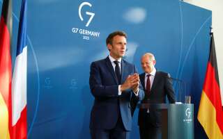 Emmanuel Macron et le chancelier allemand Olaf Scholz à Berlin en Allemagne ce lundi 9 mai. REUTERS/Michele Tantussi