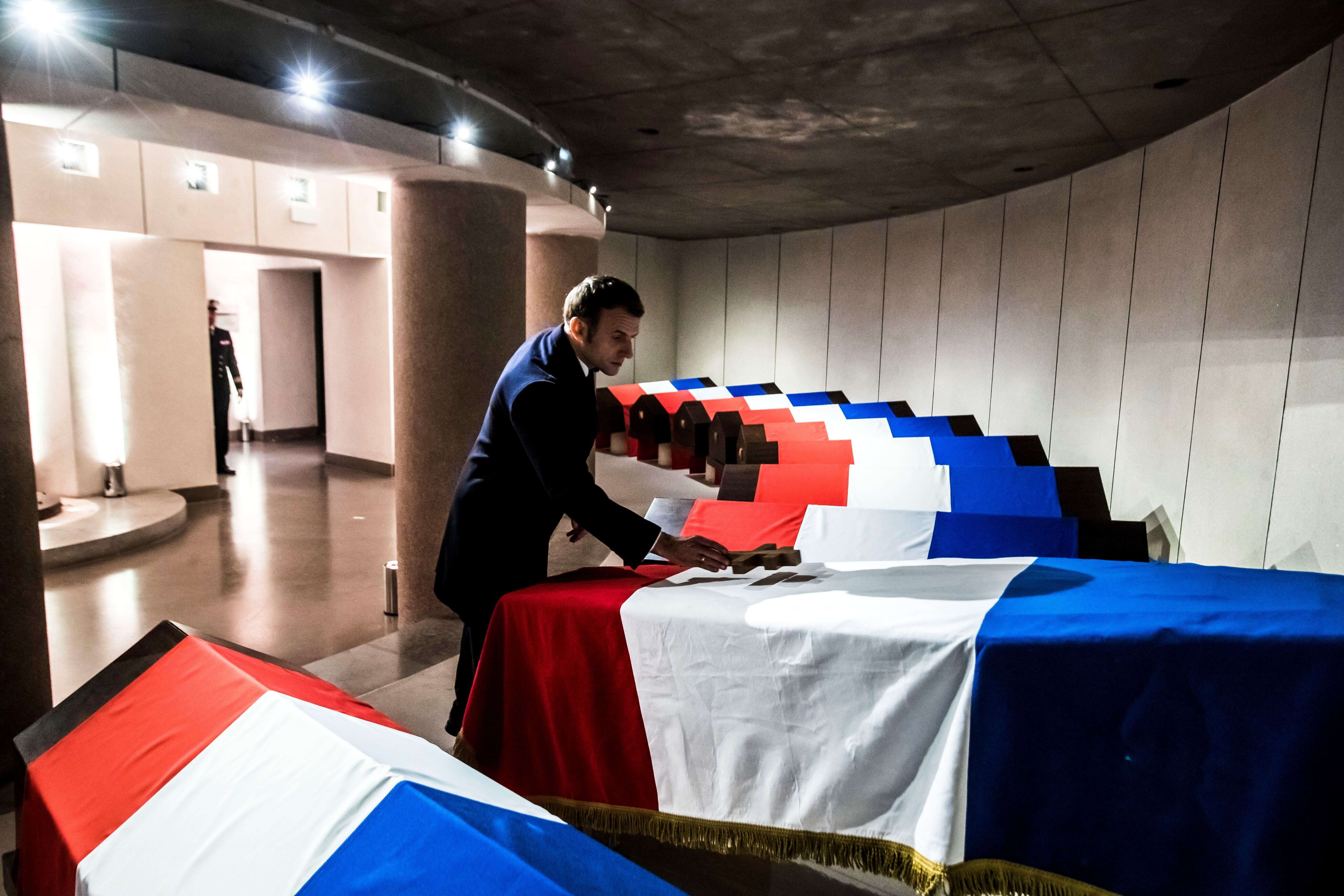 Emmanuel Macron a déposé une croix de Lorraine sur le cercueil de Hubert Germain qui repose désormais au Mont Valérien.